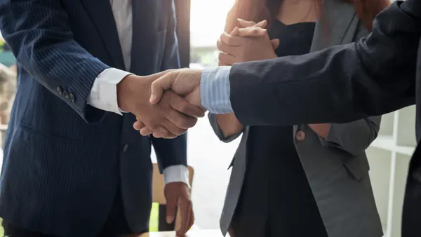 Aperto de mãos entre advogado e cliente
