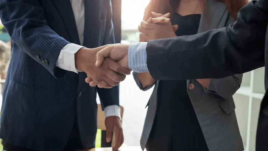 Aperto de mãos entre advogado e cliente