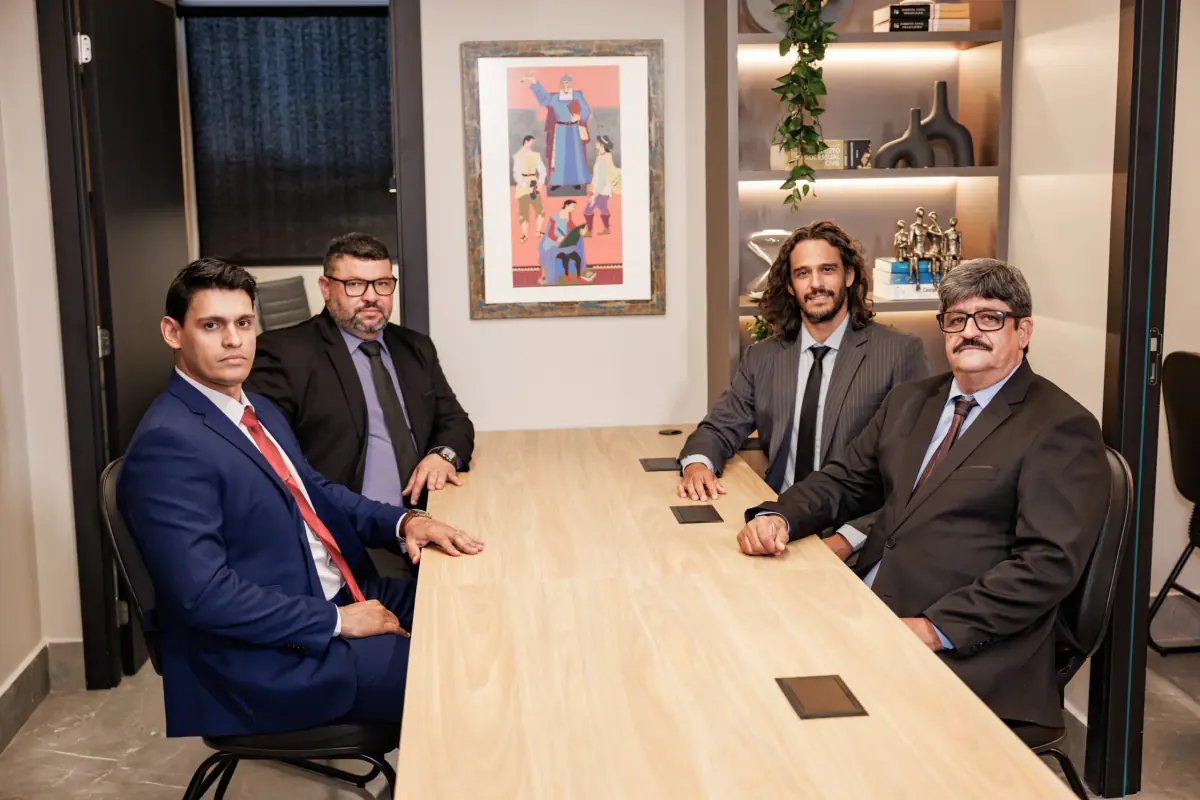Equipe do escritório Cardoso, Gonzaga & Gregório reunida na sala de reuniões da sede, em Goiânia